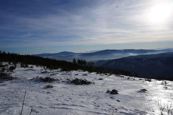 Panorama Beskid slaski. Vista montanha de Skrzyczne pico em Szczyrk, região da Silésia, Polônia em um dia nebuloso e ensolarado de inverno. As montanhas estão parcialmente cobertas de neve . — Fotografia de Stock