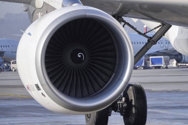 Krakow, Polonya 20.12.2019: pistin arka planında türbin jet motoru Cfmi Cfm56-5b yolcu uçağı Airbus A320. Türbin bıçakları, sivil havacılık, uçak motoru üretimi