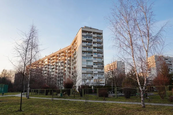 Um grande edifício de apartamentos da União Soviética em uma área residencial em Sunny, dia claro ao pôr do sol. Luz suave nos andares superiores da casa . — Fotografia de Stock