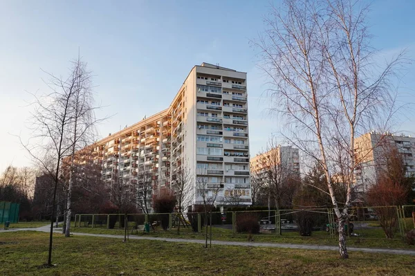 Ein großes Mehrfamilienhaus der sowjetischen Union in einem Wohngebiet an einem sonnigen, klaren Tag bei Sonnenuntergang. weiches Licht in den oberen Etagen des Hauses. — Stockfoto