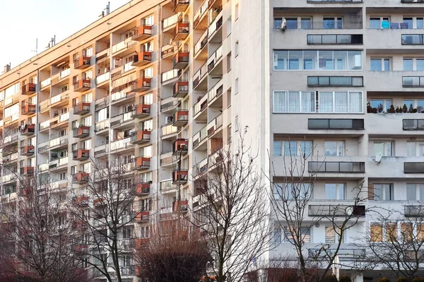 Um grande edifício de apartamentos da União Soviética em uma área residencial em Sunny, dia claro ao pôr do sol. Luz suave nos andares superiores da casa . — Fotografia de Stock