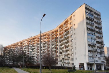 Gün batımında, Sunny 'deki yerleşim bölgesinde Sovyetler Birliği' nden büyük bir apartman dairesi. Bir evin üst katındaki yumuşak ışık..