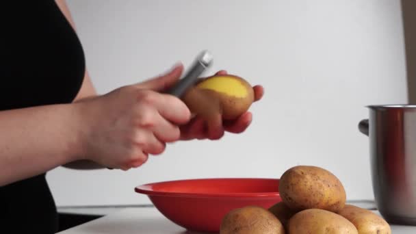 Närbild Ung Kvinna Svart Shirt Skalar Potatis Vit Bakgrund Skal — Stockvideo