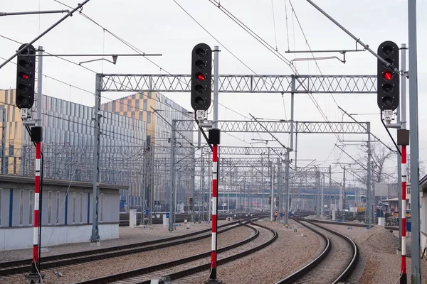 Eisenbahnampeln für Züge in Bahnnähe und elektrische Leitungen. Regulierung des Eisenbahnverkehrs. — Stockfoto