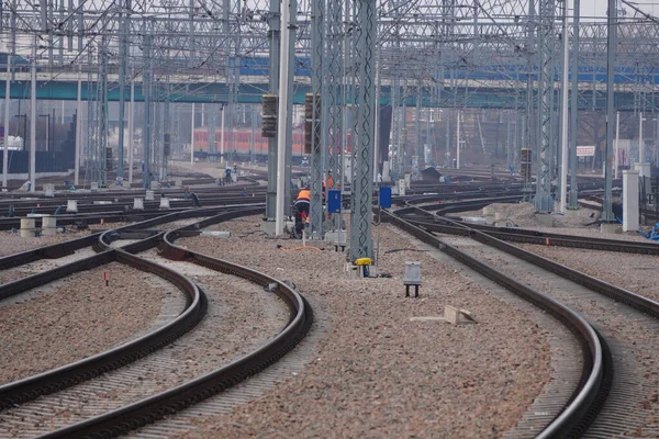 Залізничні світлофори для поїздів поблизу залізничних та електричних проводів. Регулювання залізничного транспорту . — стокове фото