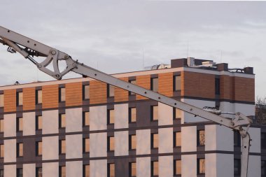 Günbatımında ya da şafak vakti bir Avrupa şehrinde modern yerleşim komplekslerinin parçaları. Cam korkuluklu, yansımalı ve gölgeli balkonları aç.