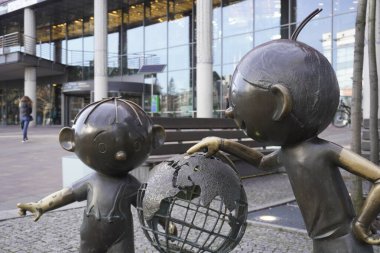 Bielsko Biala, Polonya 14.01.2020: Bolek ve Lolek 'in ikonik figürleri ve Galeria Sfera' nın önündeki kürenin metal anıtı. Polonyalı ünlü çizgi film karakterleri. İki genç kardeş..