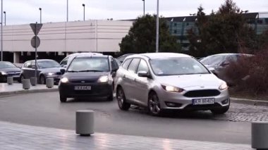 Krakow, Polonya 12.24.2019: Yakın çekimli arabalar yol kurallarına uyarak dairesel bir hareketle hareket ederler. İş gününde trafik sıkışıklığı veya yoğun trafik