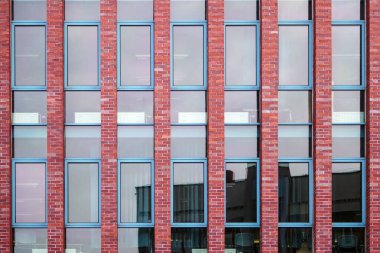 Modern bir ofis binasının tuğla ve cam cephesi modern mimari. Cam ve tuğla..