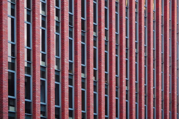 Ziegel- und Glasfassade eines modernen Bürogebäudes Moderne Architektur. Glas und Ziegel. — Stockfoto