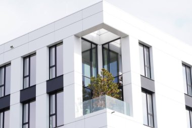 Modern apartman bitkilerle dolu. Evin peyzajlı kısımları, beton binalara bitki girişi. Avrupa 'da modern yerleşim alanları