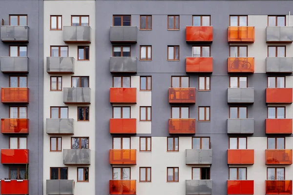 Modernes Komfortables Appartementhaus Mit Hell Orangefarbenen Balkonen Blick Von Der — Stockfoto
