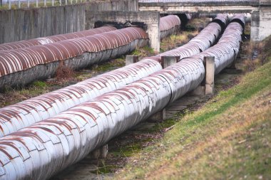 Fabrikanın yakınındaki eski paslı endüstriyel çelik ısıtıcı ya da yakıt boruları. Elektrik santralindeki vanalar ve ekipmanlar. Yeraltı ısı boruları. Yeryüzünün üstündeki boru hattı ısınma kasabası için ısıtılıyor.
