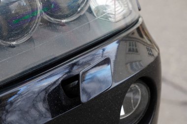 Siyah arabanın far yıkama sistemi. Fenerin farı bozuk, çalışmıyor. Bir arabanın yıkama sisteminin bozulması