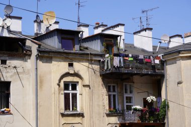 Balkonda ya da korkuluklarda bir şeyleri kurutmak eski bir kurutma yöntemidir. Güneşin altında bir şeylerin açılması, balkondaki ya da korkuluklardaki şeyleri kurutmak için evlerin arasındaki ipleri çekmek eski bir kurutma metodudur. Şeylerin açılışı...