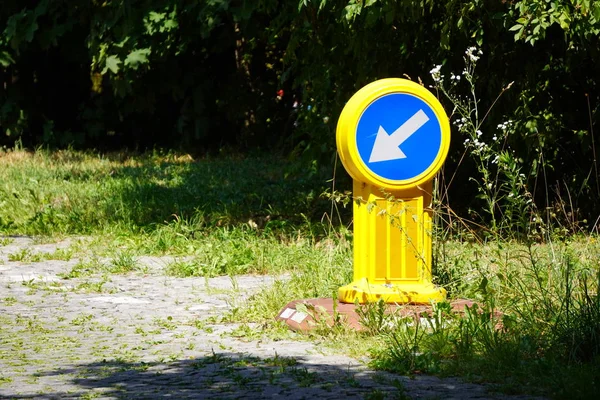 Ein Verkehrszeichen Straßenrand Weißer Pfeil Auf Blauem Hintergrund Fahrtrichtung Verkehrssicherheit — Stockfoto