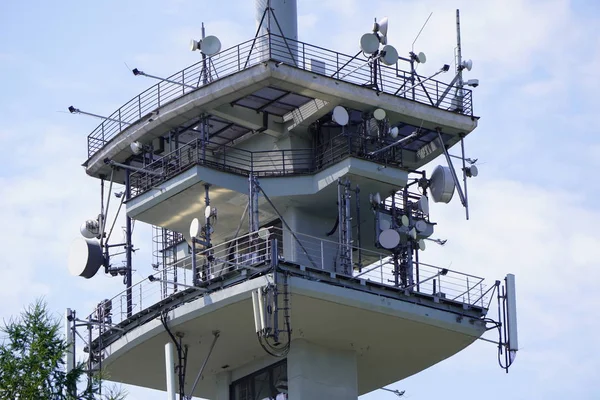 High Tower Radio Transmit Signals Citizens Modern Technology Convenience — Stock Photo, Image