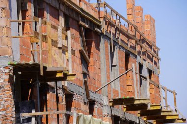 Konut inşaatı ve şantiye saä lÄ±k altÄ±nda yeni bina. prefabrik formlarda çimento desteklerinin oluşturulması. inşaat ve iskele altında modern bina