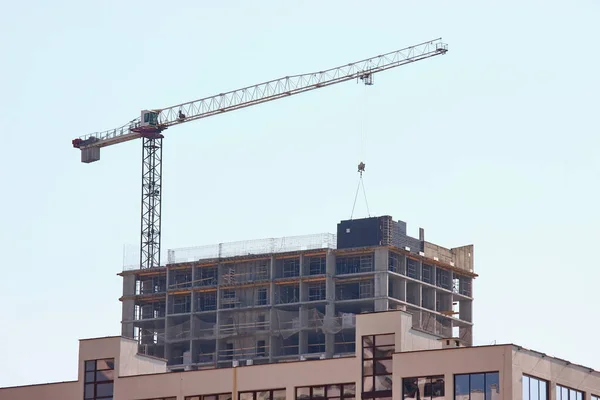 Bouwkraan Onafgewerkt Frame Bakstenen Huis Tegen Blauwe Lucht Kraanwerk Bouw — Stockfoto