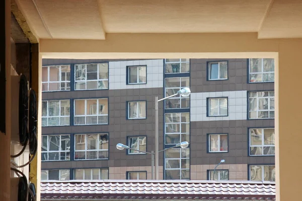 Teile Der Modernen Fassade Von Mehrfamilienhäusern Aus Glas Und Beton — Stockfoto