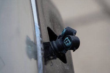 Siyah arabanın far yıkama sistemi. Fenerin farı bozuk, çalışmıyor. Bir arabanın yıkama sisteminin bozulması