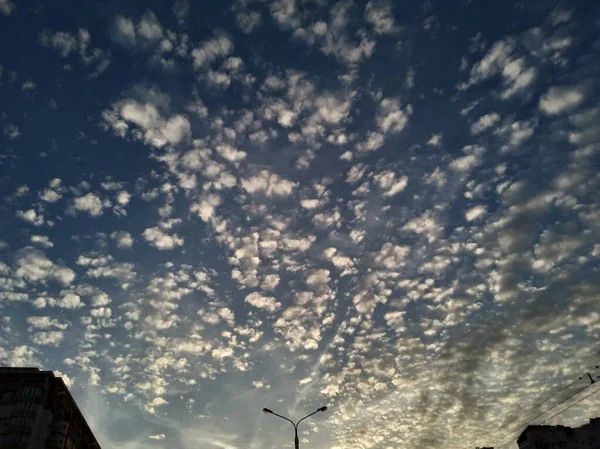 Білі Легкі Пухнасті Хмари Блакитному Небі Сонячним Полум — стокове фото