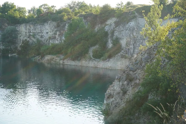 Jezioro Pośród Skalistych Gór Turkusowa Woda Przezroczysta Dzika Przyroda Odbicie — Zdjęcie stockowe