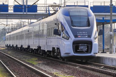 Zywiec, Polonya 13.01.2020: Stadler Flirt elektrikli treni En75-002b Zywiec istasyonuna ulaştı. Yolcu treni, istasyondaki modern tren..
