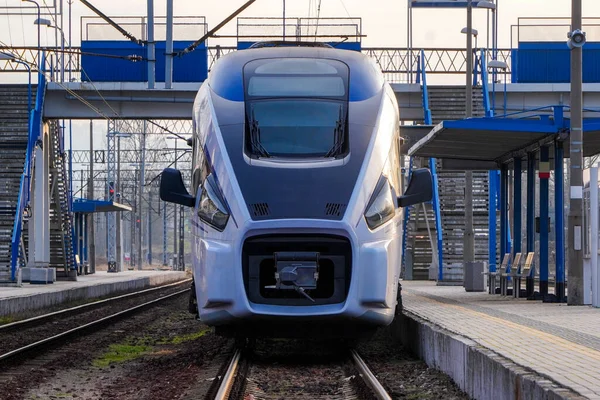 Elektrischer Hochgeschwindigkeitszug Kommt Bahnhof Personennahverkehr Moderner Zug Bahnhof — Stockfoto