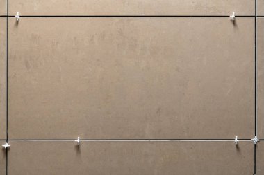 Plastik haçlar kullanarak seramik fayanslar döşemek. Dikişleri düzenlemek için plastik haçlar kullanın. Yenileme veya onarım konsepti