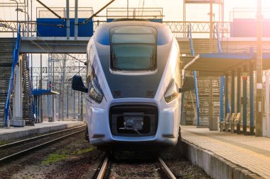 Elektrikli tren istasyona varıyor. Yolcu treni, istasyondaki modern tren.