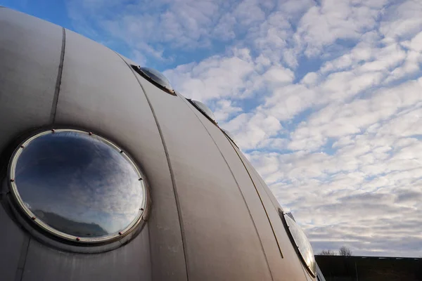Edifícios Semicirculares Com Janelas Redondas Passagens Transparentes Planeta Complexo Exposições — Fotografia de Stock