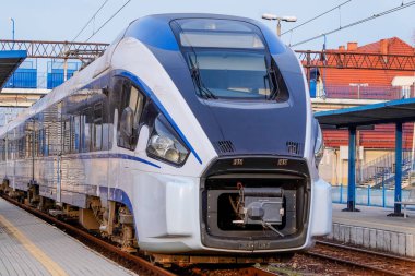 Elektrikli tren istasyona varıyor. Yolcu treni, istasyondaki modern tren.