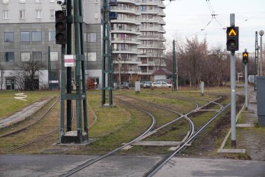 Son durakta tramvay rayları, rayların ok çatalları. Kentsel toplu taşıma için altyapı. Tramvaylar için platformlar. Çevre dostu şehir toplu taşımacılığı. Çevreyi koruma.