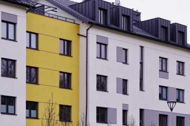 Tavan arası, çatı katı ya da işyerindeki pencereler. Modern bir ev ya da kulübenin çatısının altındaki daireler. Modern inşaata yakın çekim