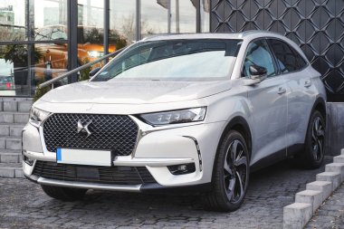 Krakow, Polonya 02.15.2020: Citroen Ds 7 Crossback Fransız SUv arabaları dağıtım merkezinin otoparkında. Yeni araba satışları .