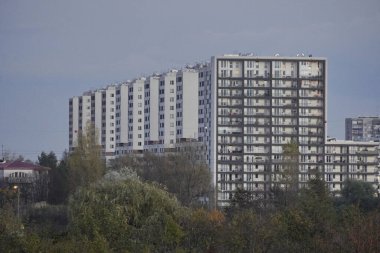 Sovyetler Birliği 'nden Sunny' de bir yerleşim bölgesinde büyük bir apartman binası. Gün batımında hava açık. Evin üst katlarında hafif bir ışık..