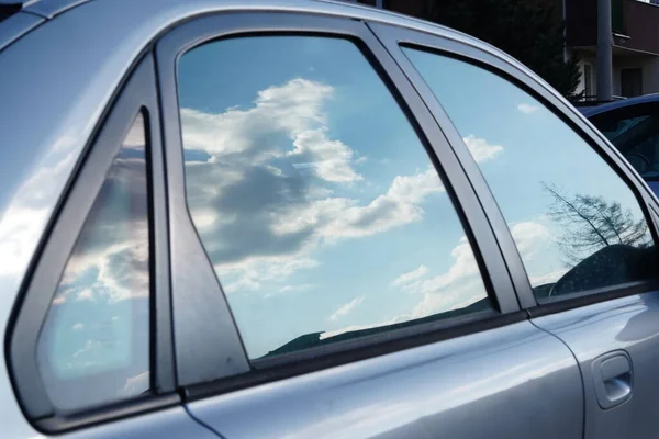 Reflectie Van Lucht Wolken Het Raam Van Een Auto Blauwe — Stockfoto