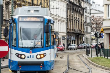 Polonya, Krakow 02.18.2020: Şehrin eski mavi tramvayı. Çevre dostu şehir toplu taşımacılığı. Kentsel ormancılık, çevrenin korunması.