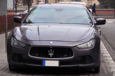 Krakow, Polonya 02.15.2020: Gri lüks bir Maserati Quatroporte şehir caddesinde park halinde. Şehir otoparkları. Gri araba