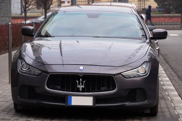 Krakow, Polonya 02.15.2020: Gri lüks bir Maserati Quatroporte şehir caddesinde park halinde. Şehir otoparkları. Gri araba