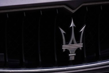Krakow, Polonya 02.15.2020: Gri bir arabanın gövdesinde Maserati logosu. Lüks İtalyan arabası. Mızrak, metal.