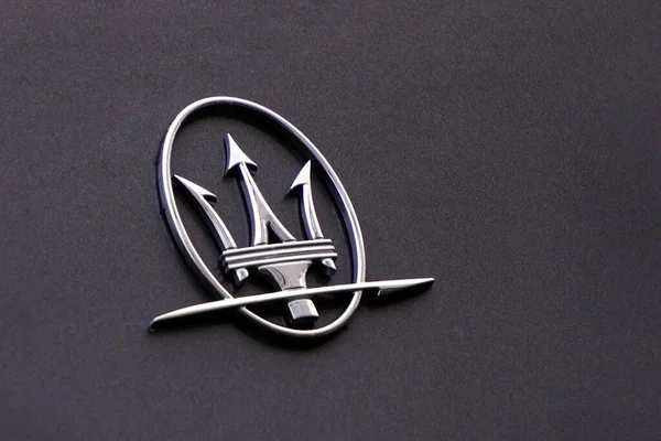 Maserati coche parrilla insignia emblema 