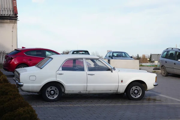 Krakow, Polonya 03.15.2020: Komisyon otomobil merkezinin otoparkındaki mavi Ford Kuga ve diğer arabalar. İkinci el arabalara indirim var. .