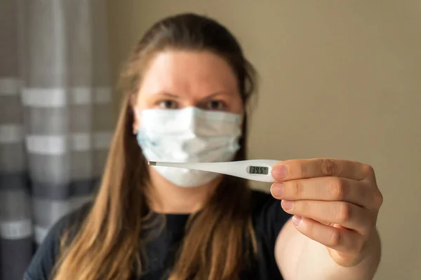 Ein Mädchen Medizinischer Maske Hält Ein Thermometer Der Hand Das — Stockfoto