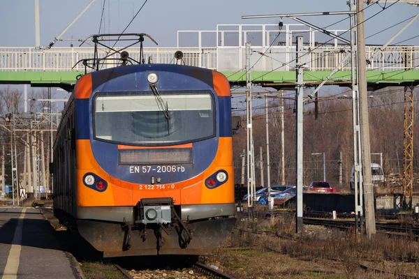 Narancs Kék Villamos Vonat Vasútállomáson Áramvezető Vezetékek Vágánya Oszlopai Támaszai — Stock Fotó