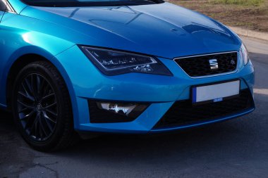 Krakow, Polonya 03.15.2020: Ön taraf, park yerinde mavi koltuklu Leon FR bir araba diski.