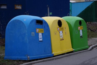 Krakow, Polonya 05.01.2019: farklı renkte çöp kutuları ayrı bir çöp toplama ve daha ileri işleme için. Çöp tanklarına saçılmış. Çöpü yere bırak. Çöpü ayır