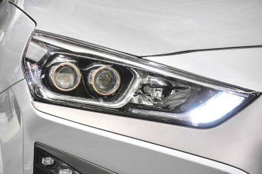 Beyaz, modern bir arabanın farları. Otomotiv endüstrisindeki modern trendler. Makinenin baş optiği