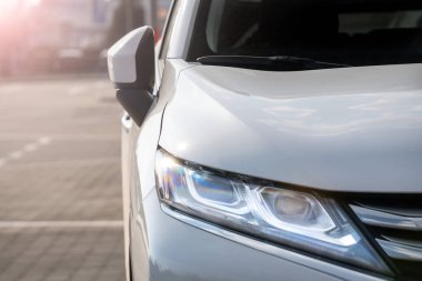 Beyaz, modern bir arabanın farları. Otomotiv endüstrisindeki modern trendler. Makinenin baş optiği